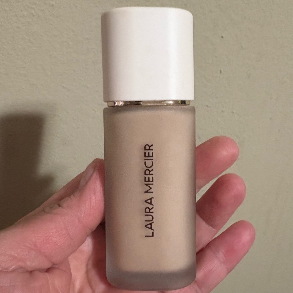 LAURA MERCIER Weightless Perfecting Foundation in 2C2 • SOFT SAND Brand New.